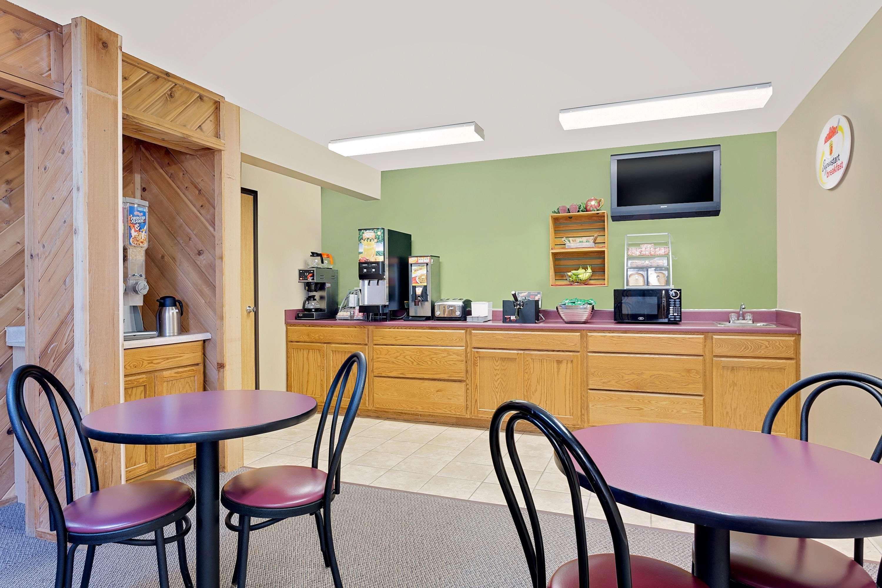 Super 8 By Wyndham Dyersville Exterior photo
