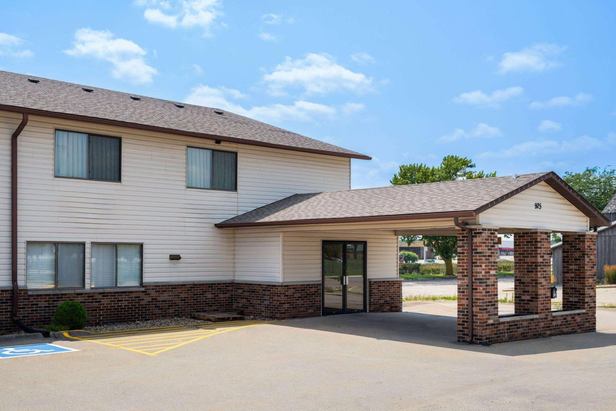 Super 8 By Wyndham Dyersville Exterior photo