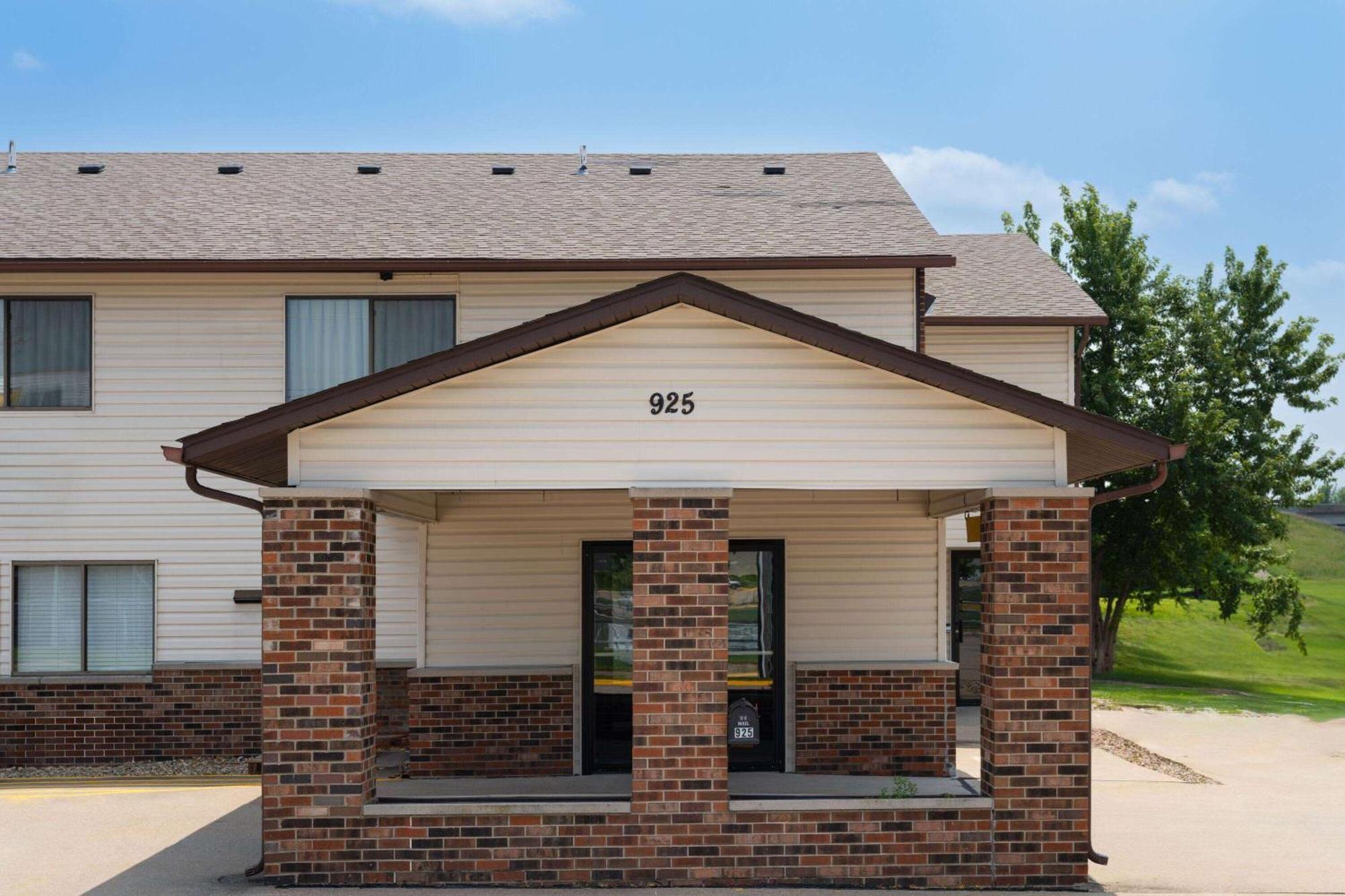 Super 8 By Wyndham Dyersville Exterior photo