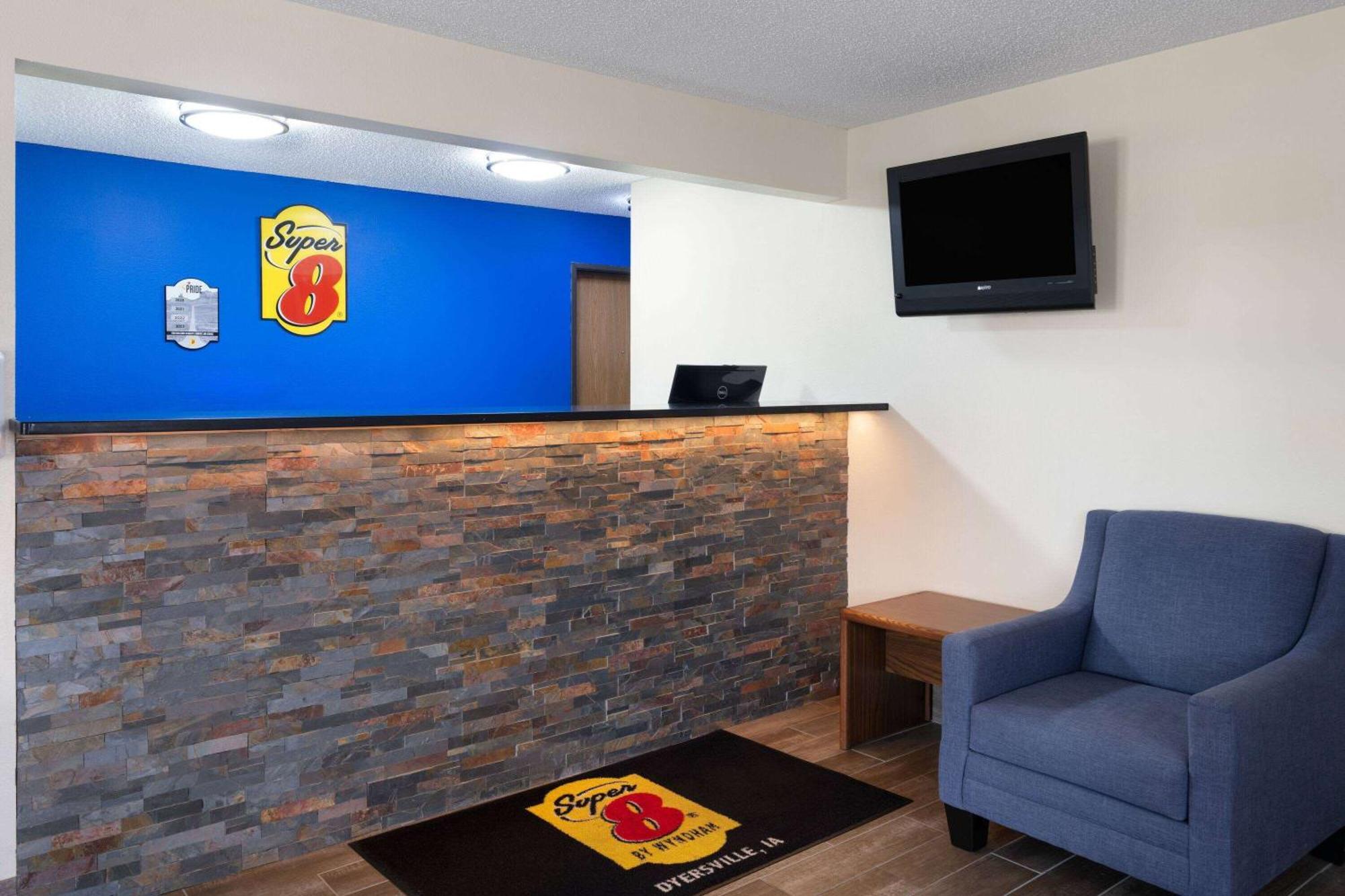 Super 8 By Wyndham Dyersville Exterior photo