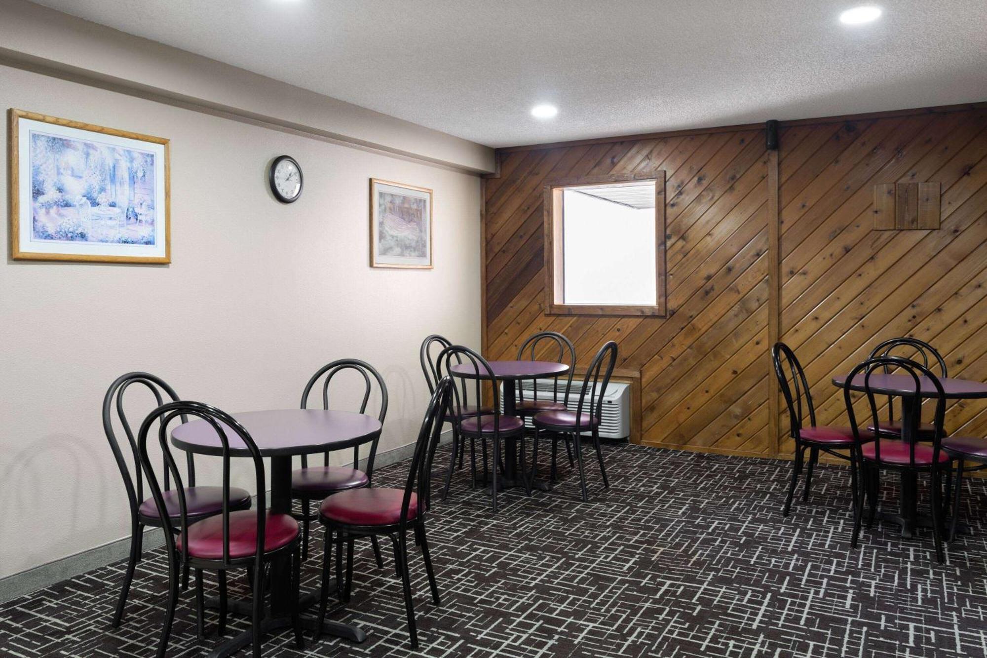 Super 8 By Wyndham Dyersville Exterior photo