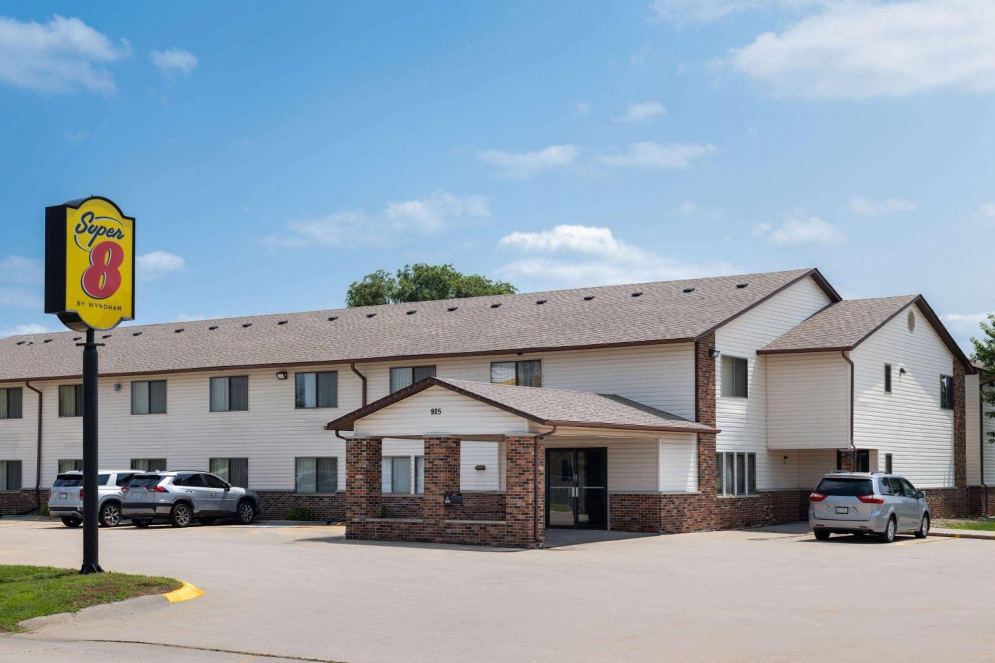 Super 8 By Wyndham Dyersville Exterior photo
